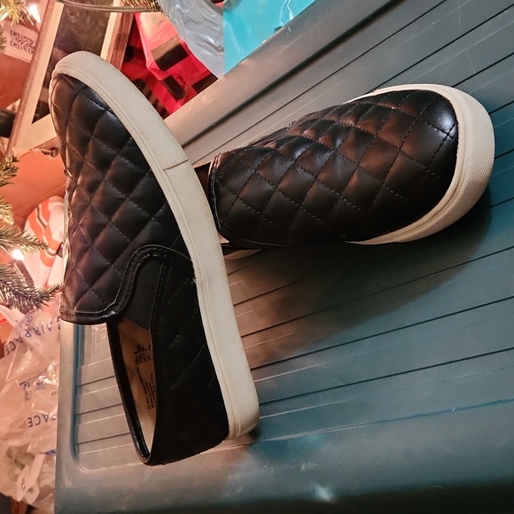 Black and White Quilted Slip-On Shoes Size 9 - Picture 6 of 8